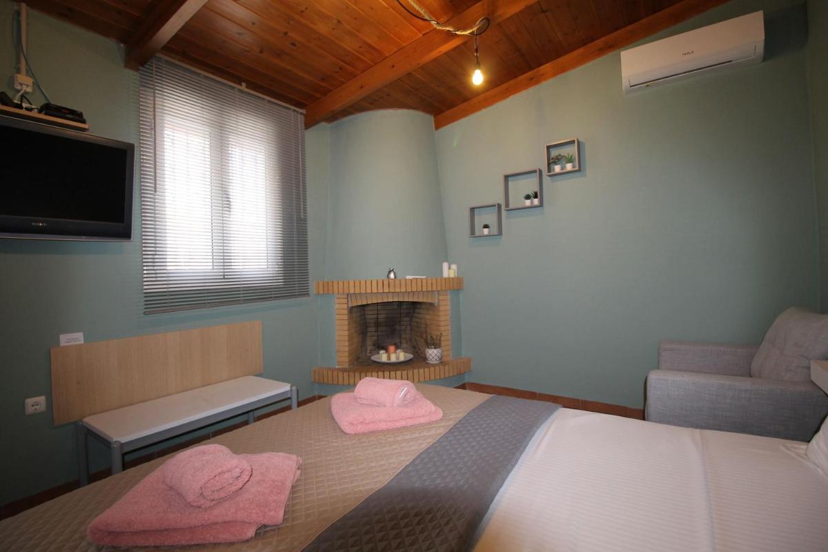 Pikinas Studios near ATH airport - Housity