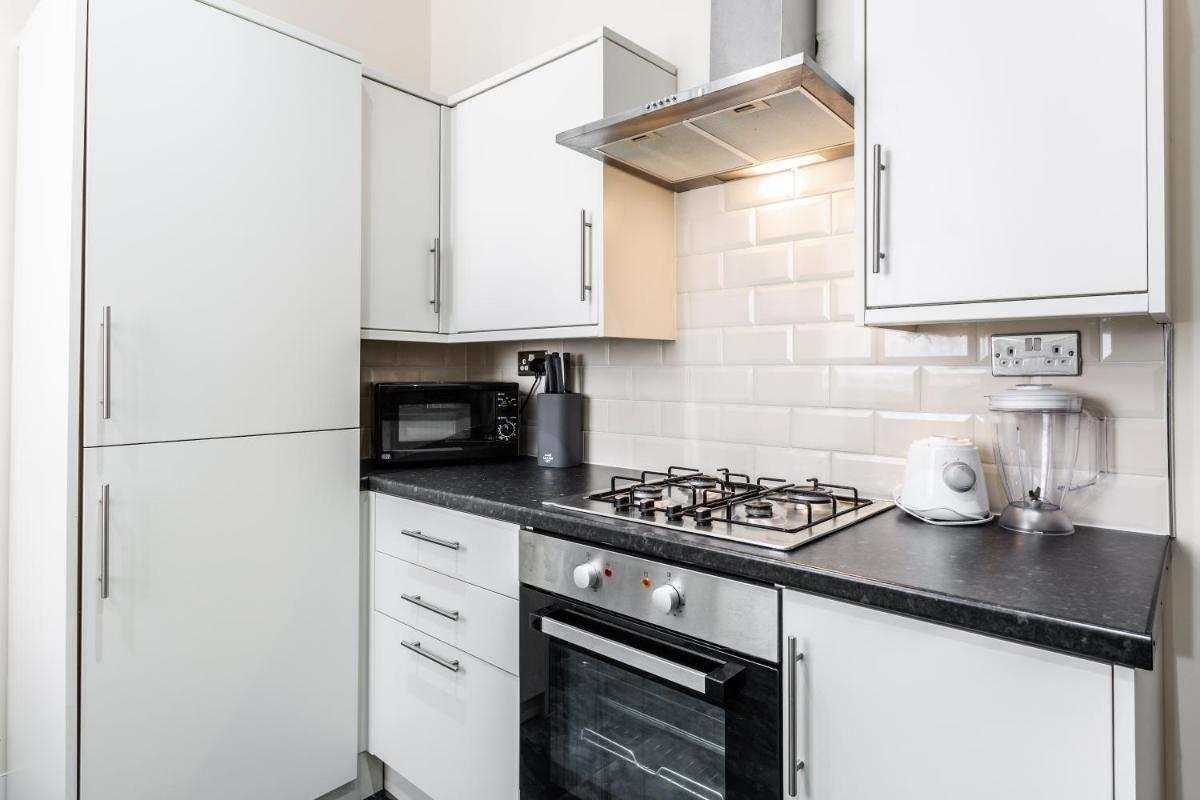 JETSON HOUSE - LUXURY 4-BED WITH KING SIZE BEDROOM Near Etihad - Housity