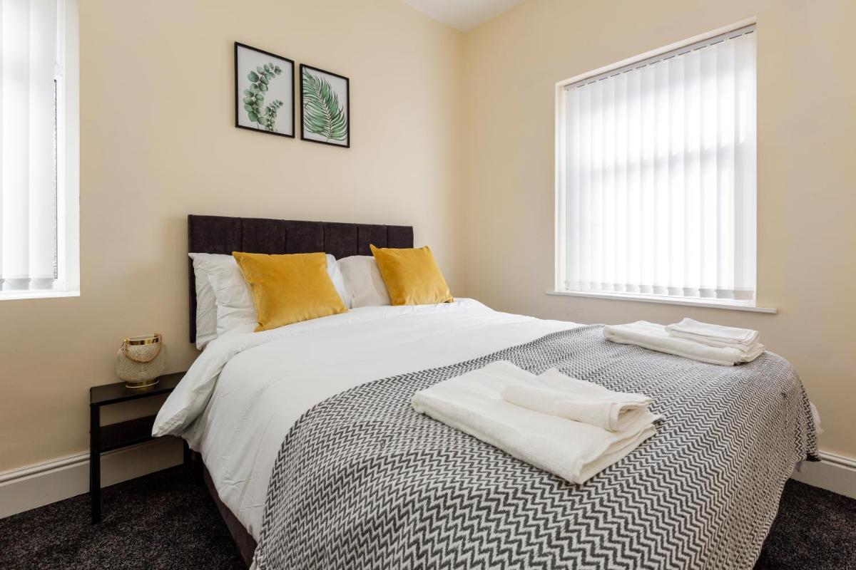 JETSON HOUSE - LUXURY 4-BED WITH KING SIZE BEDROOM Near Etihad - Housity