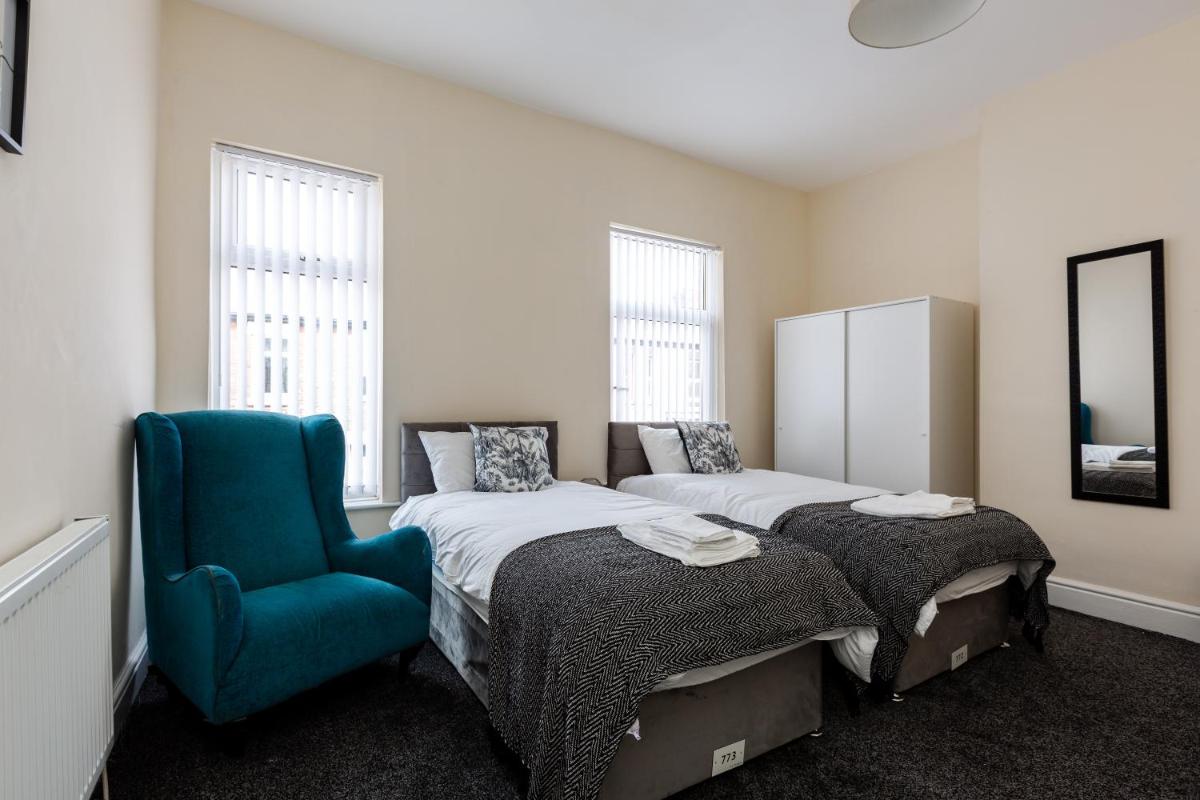 JETSON HOUSE - LUXURY 4-BED WITH KING SIZE BEDROOM Near Etihad - Housity
