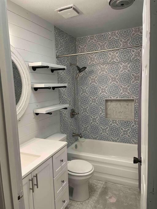 Comfy, contemporary quiet retreat vacation home with views - Housity