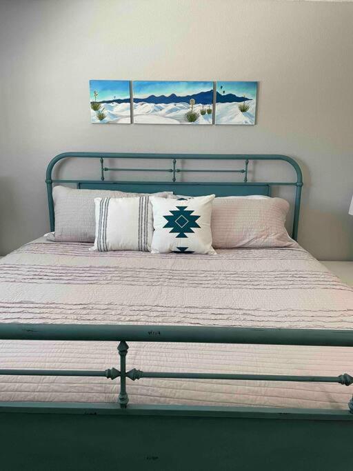 Comfy, contemporary quiet retreat vacation home with views - Housity