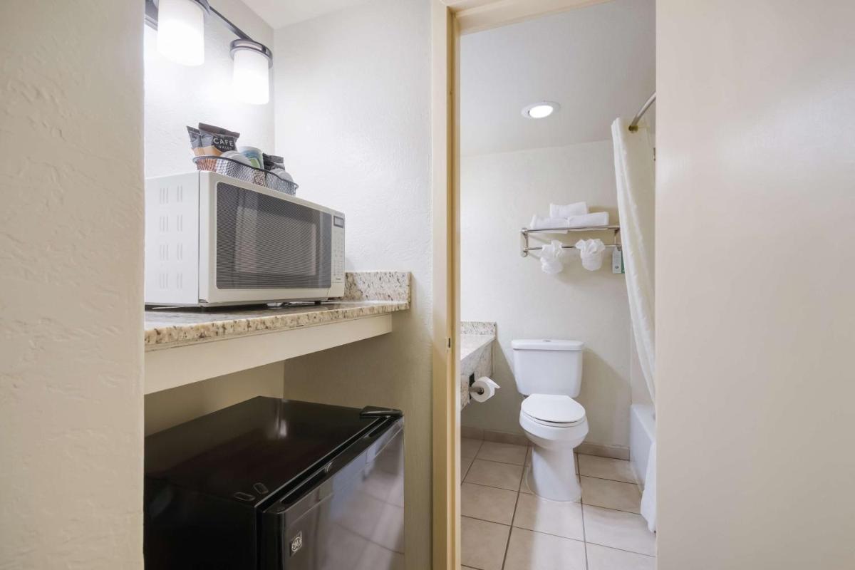 Comancheria Hotel & Convention Center - Housity