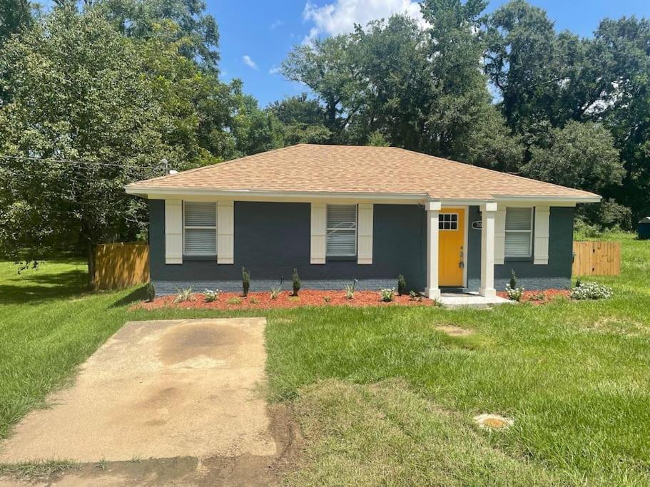 CHATEAUX MAGNOLIA - SMART HOME, W/ BBQ+CORNHOLE! - Housity