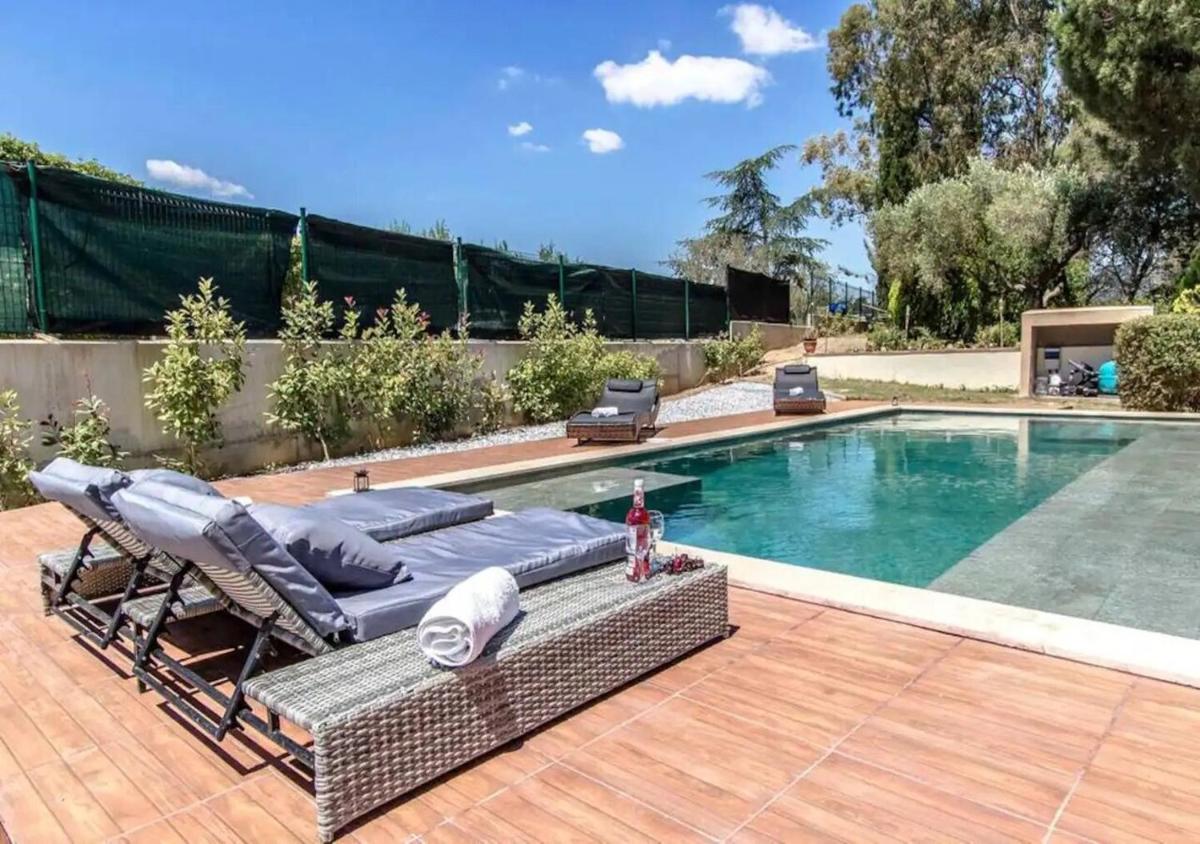 Pacifico 30minutes drive from Sitges. Modern. Swimming pool XXL Garden 15p - Housity