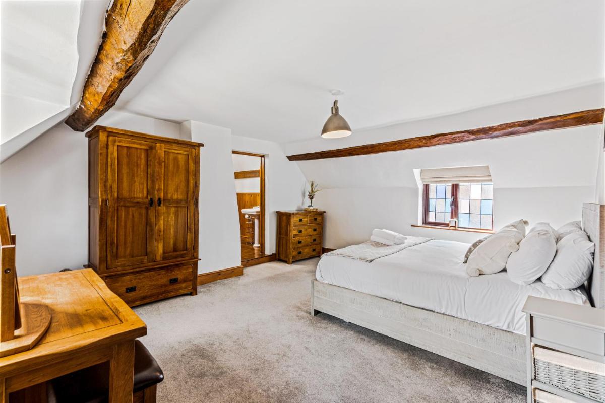 Rustic 5 Bed Farm House in Derbyshire, sleeps 9 - Housity