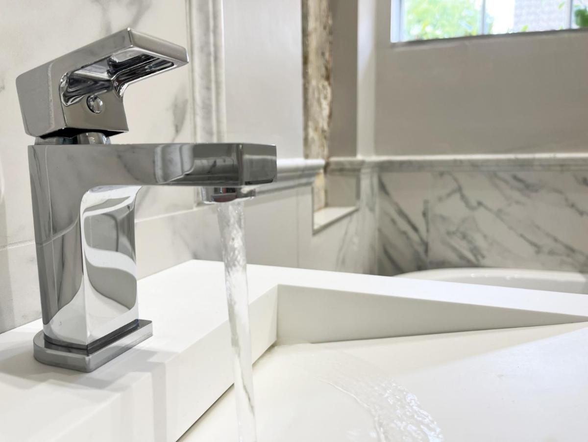 Upside house Beautiful 5 bedroom house sleeps 13 with hottub, games room and garden near Bath - Housity