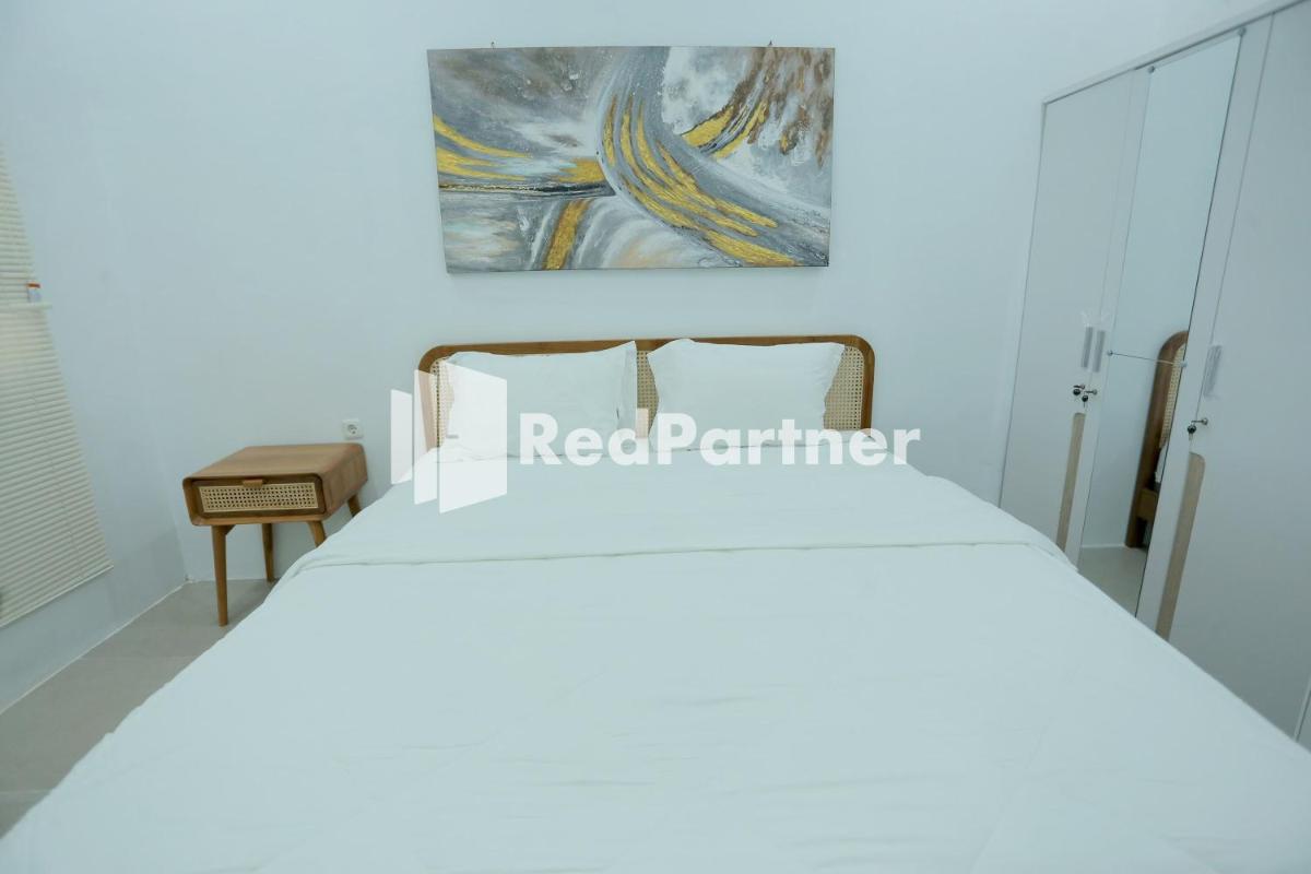Pringgading Surf Camp Mitra RedDoorz - Housity