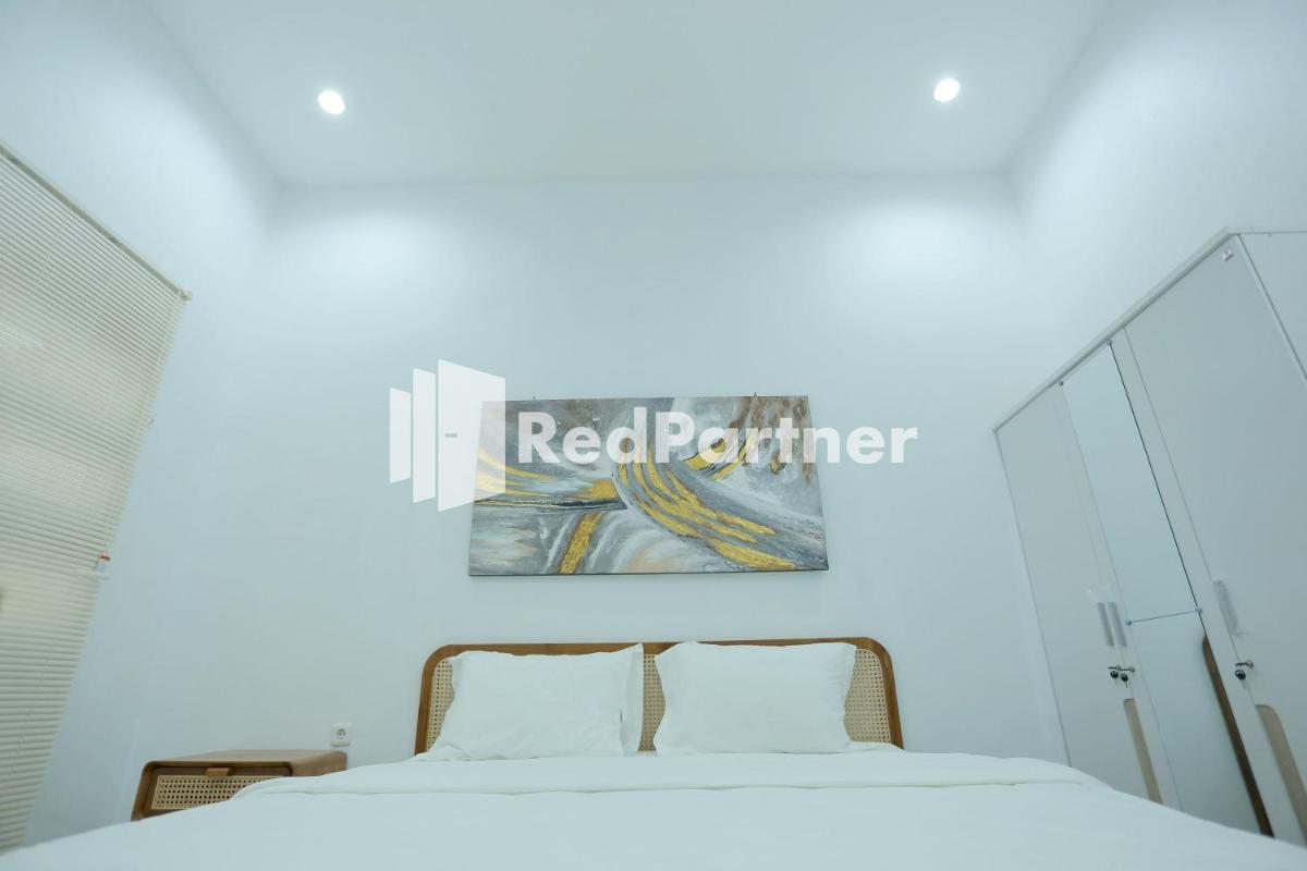 Pringgading Surf Camp Mitra RedDoorz - Housity