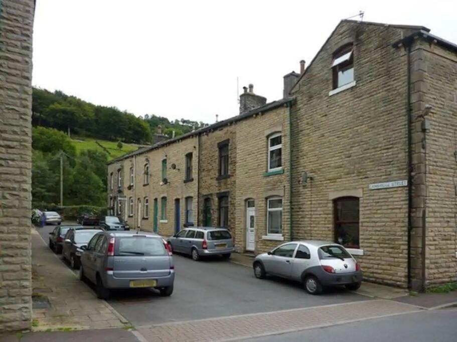 2 bedroom Victorian canal side terrace house. - Housity