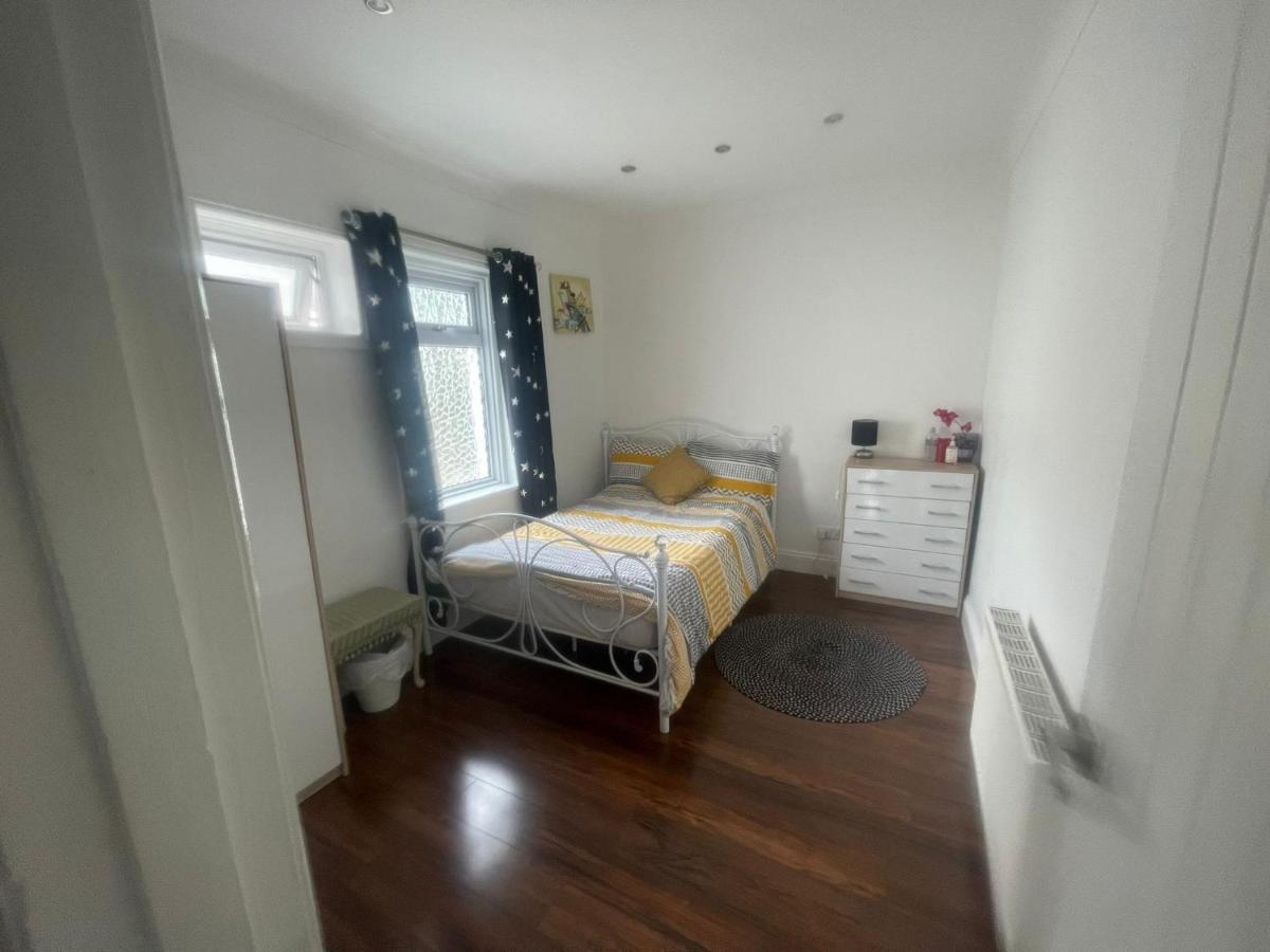 4 Bedroom house 10 mins walk to the beach and less than a mile from Bournemouth main station - Housity