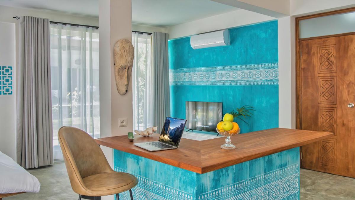 Contemporary Private Studio with Pool and Kitchen - Housity