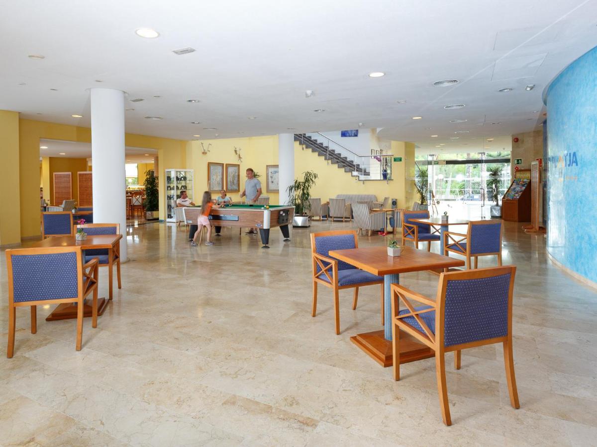 Un restaurante o sitio para comer en Aparthotel Dunes Platja