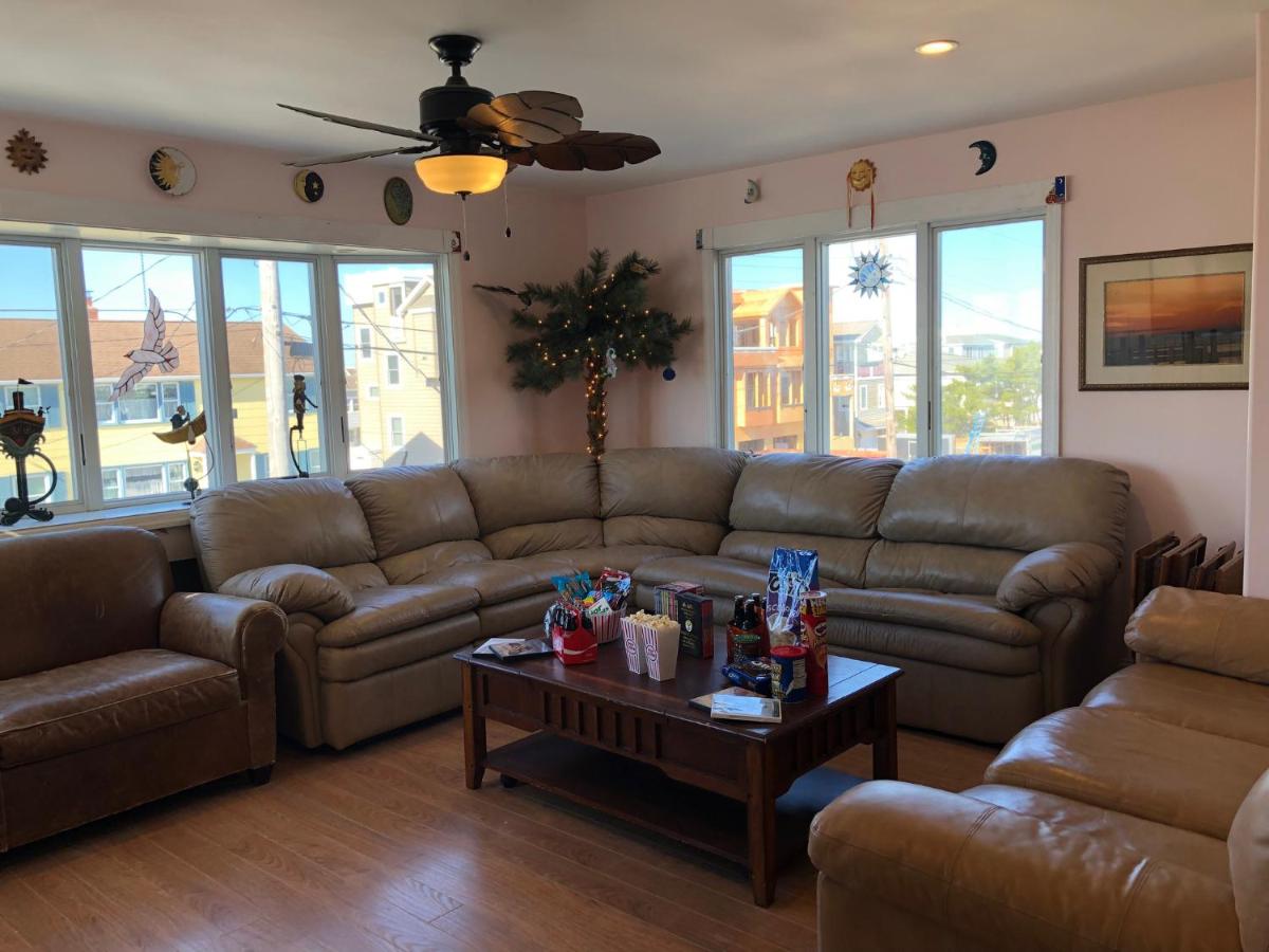 Beach House Retreats 6-just 30 Steps from the Beach with Rooftop Hot Tub and Gourmet Kitchen - Housity