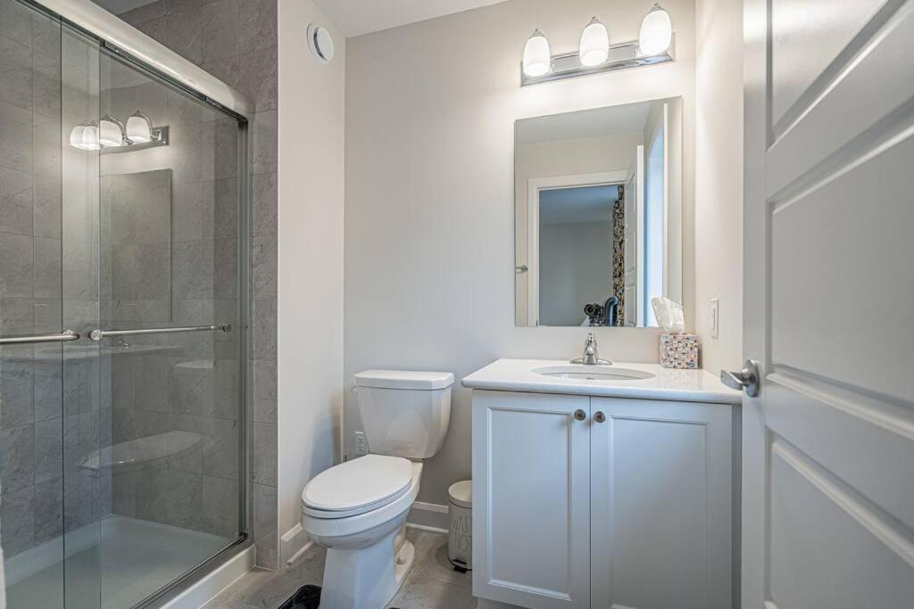 King Beds, Jacuzzi, 18mins D-Town & 7mins Ottawa Airport - Housity