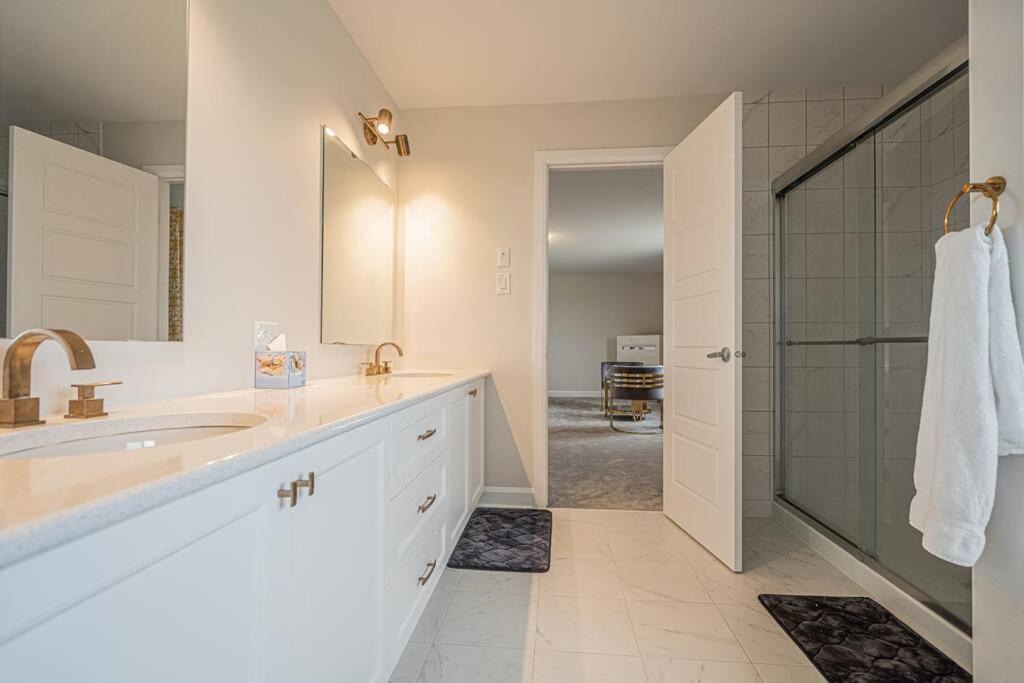 Suitetrails - King Beds, Jacuzzi, 18mins D-Town & 7mins Ottawa Airport
