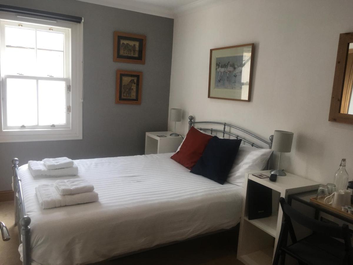 Comfy Double with Separate Private Bathroom in Family Home - Housity