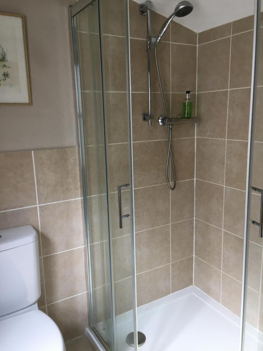 Comfy Double with Separate Private Bathroom in Family Home - Housity