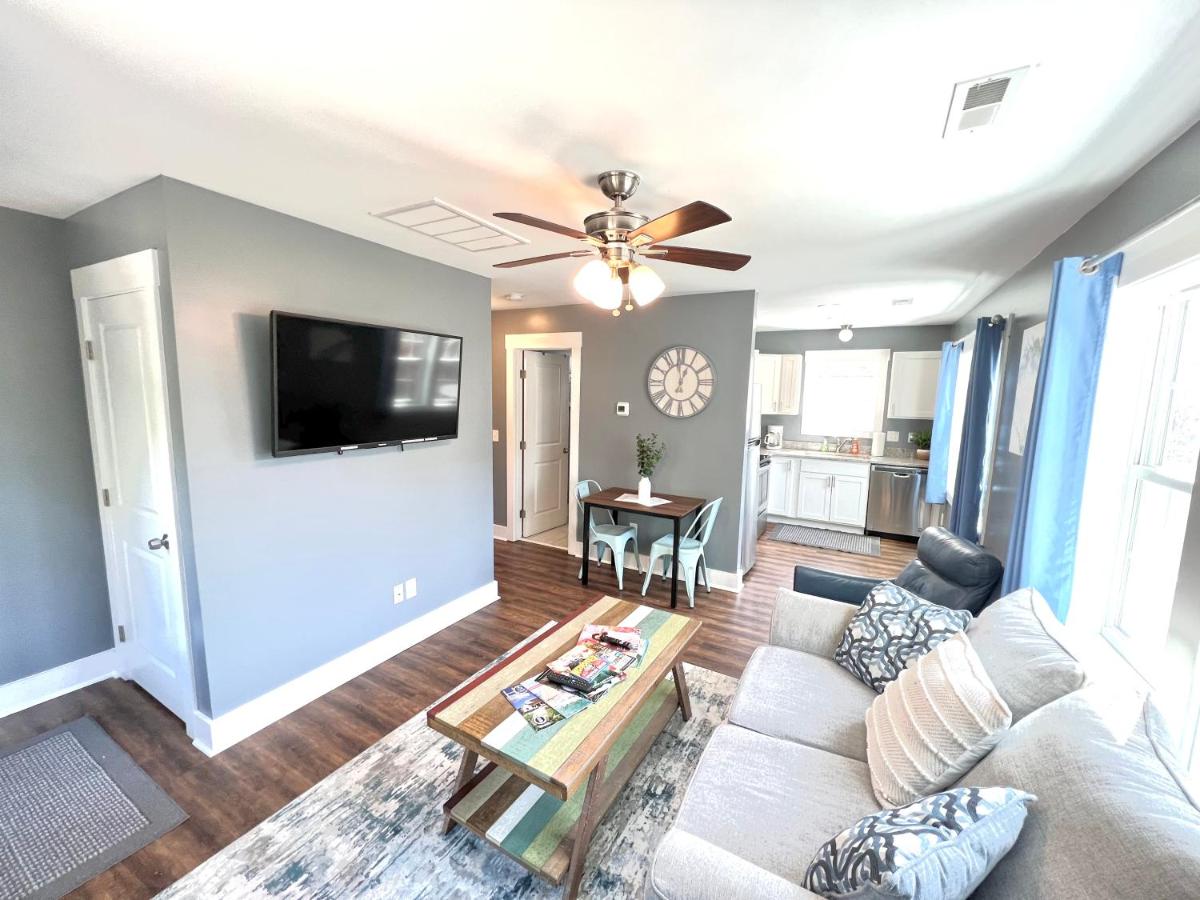 Stylish Cozy Tree House Pet Friendly!!! - Housity