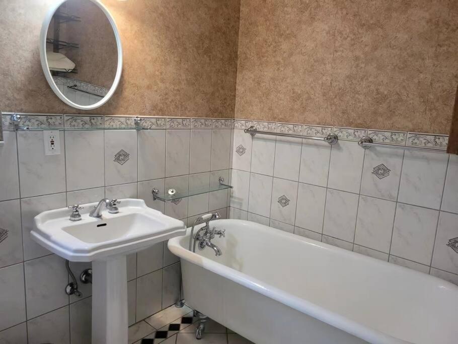 rainforest suite with a king size bed - Housity