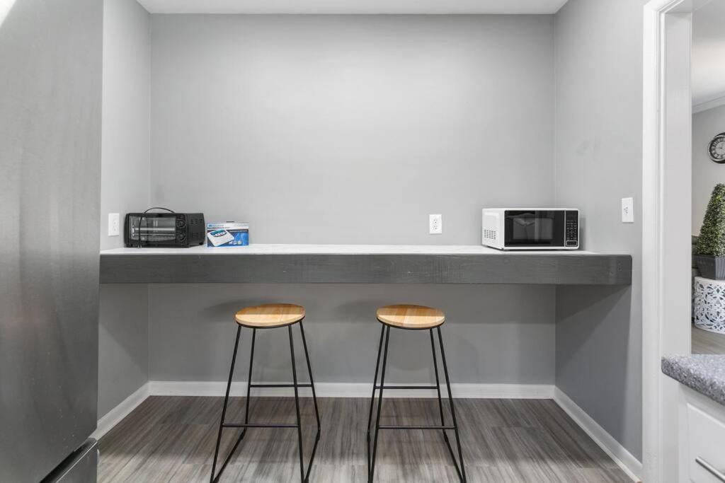 Renovated 3 bedroom Home with all new furniture - Housity
