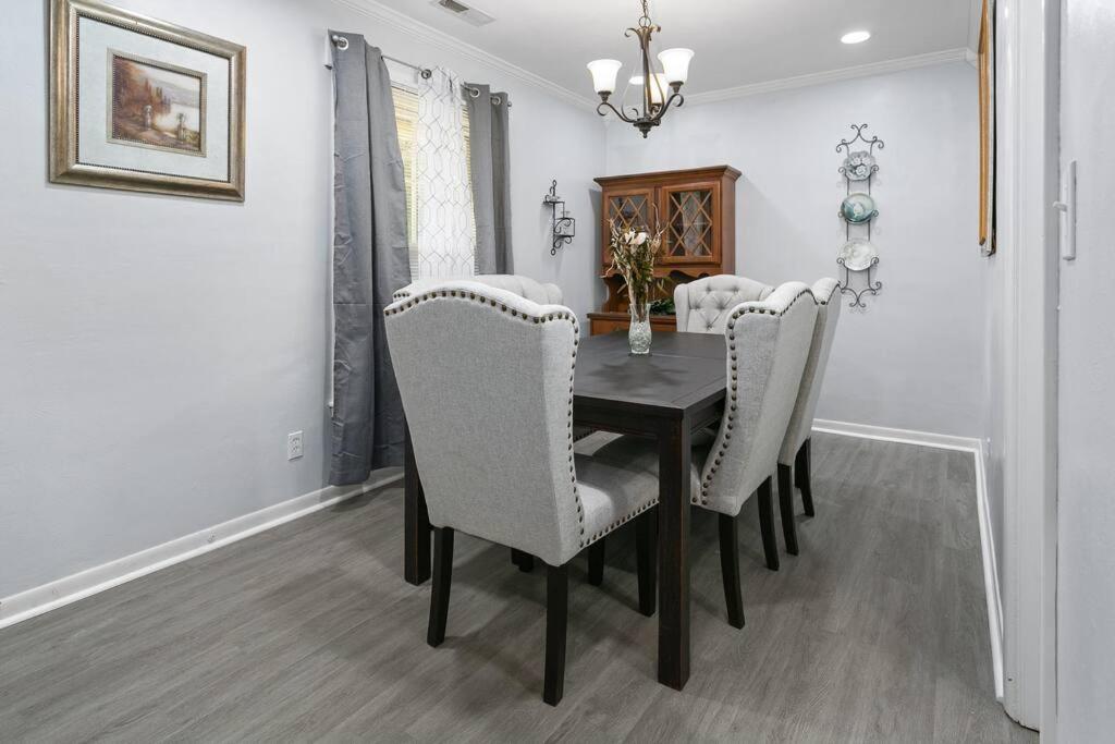 Renovated 3 bedroom Home with all new furniture - Housity