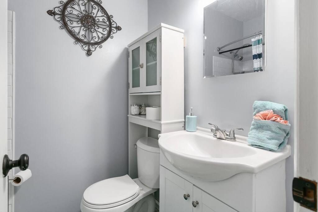 Renovated 3 bedroom Home with all new furniture - Housity