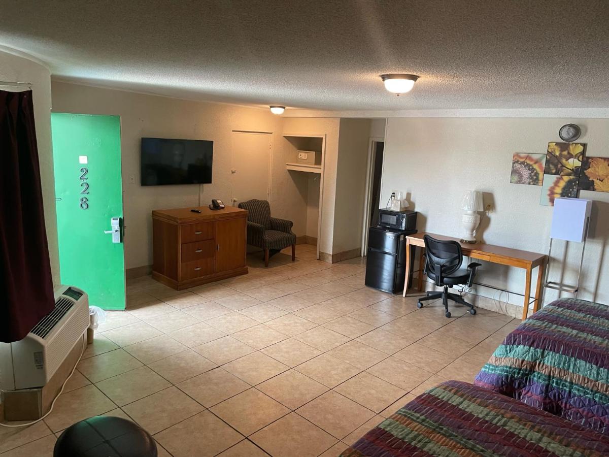 Budgetel Inn and Suites - Louisville - Housity