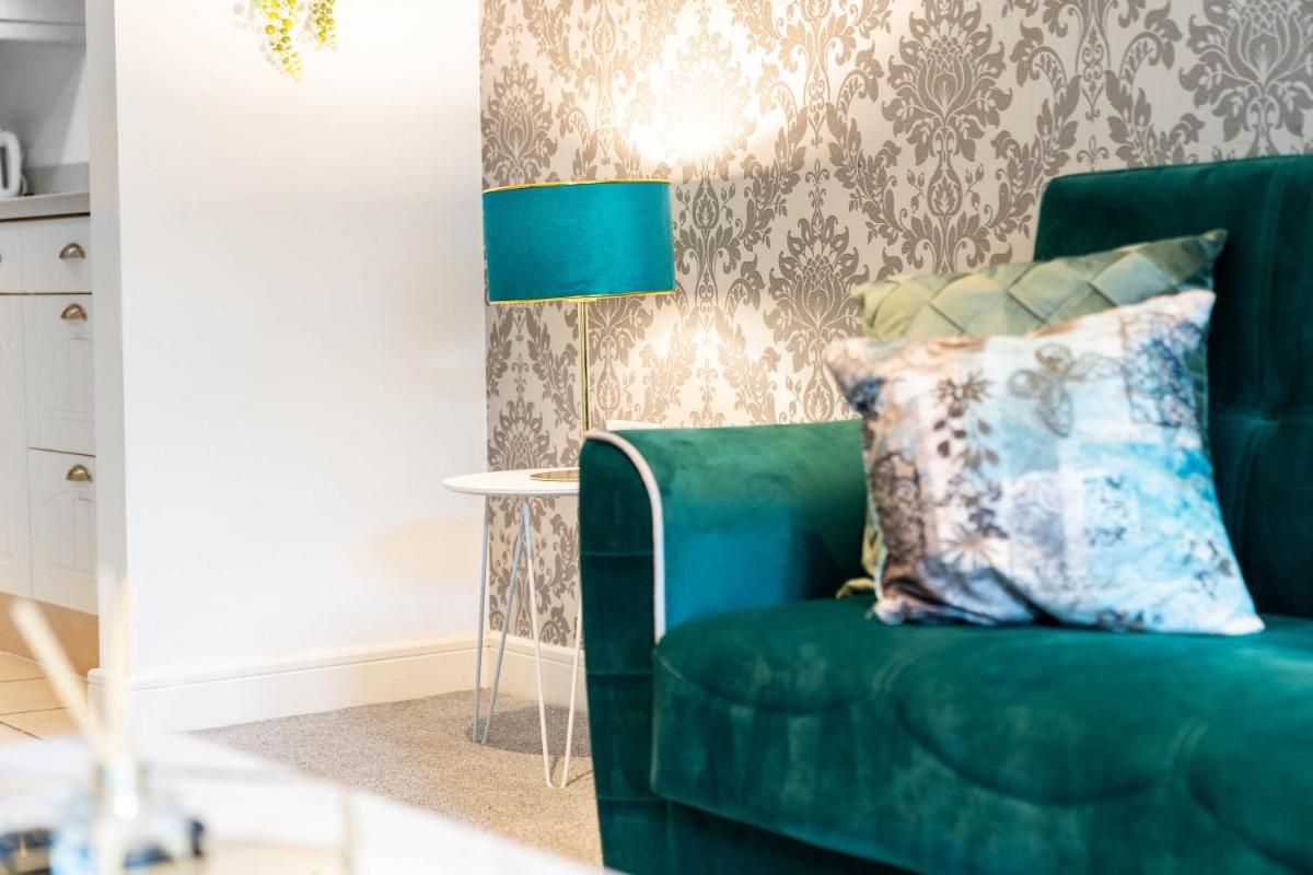 Luxury 2 Bedroom Apartment Birmingham Sutton Coldfield FREE PARKING FREE WIFI - Housity