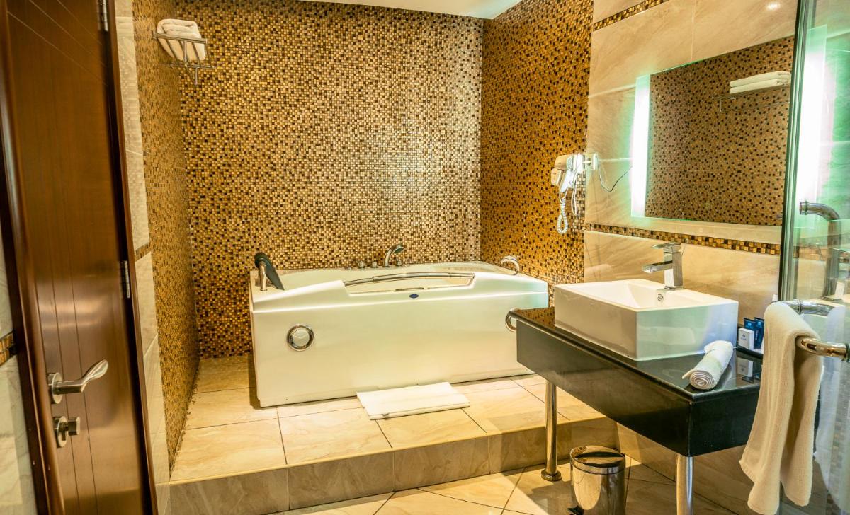 Seasons hotel and spa - Housity