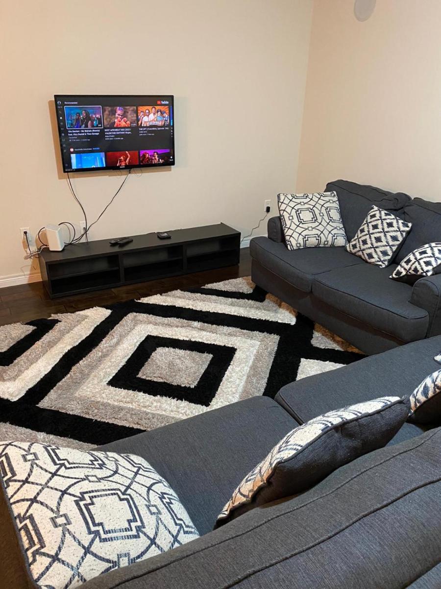 Beautiful 3 Bedroom Home in Kitchener with Free Parking + WiFi - Housity