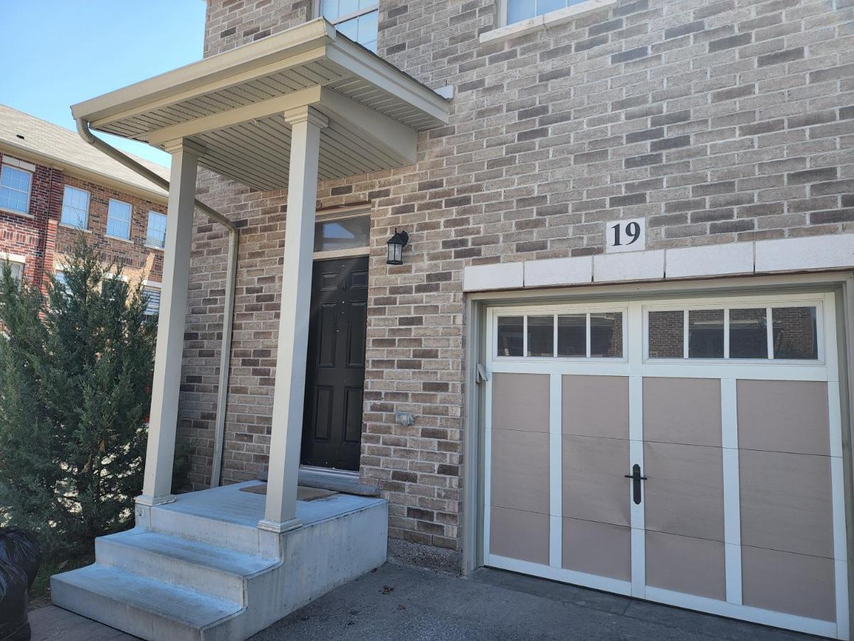 Beautiful 3 Bedroom Home in Kitchener with Free Parking + WiFi - Housity