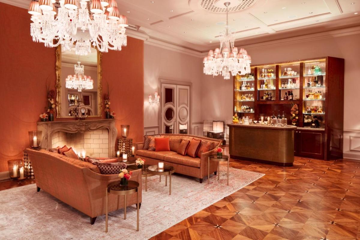 Ein Sitzbereich in der Unterkunft Fairmont Hotel Vier Jahreszeiten