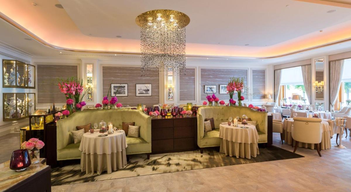 Ein Restaurant oder anderes Speiselokal in der Unterkunft Fairmont Hotel Vier Jahreszeiten