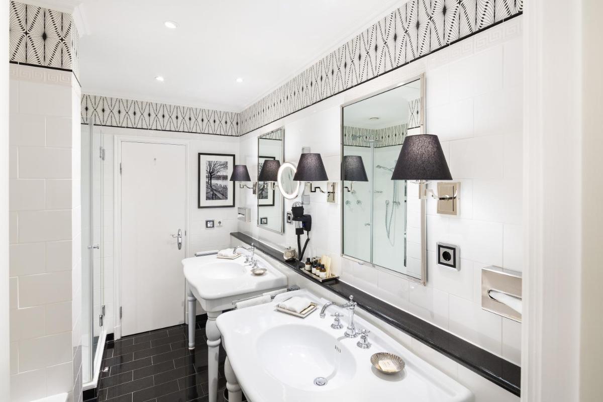 Ein Badezimmer in der Unterkunft Fairmont Hotel Vier Jahreszeiten