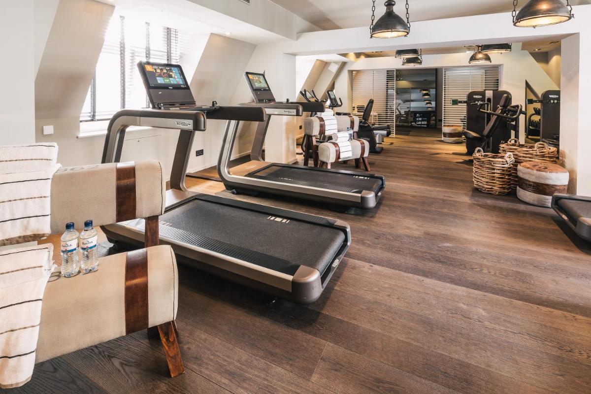 Das Fitnesscenter und/oder die Fitnesseinrichtungen in der Unterkunft Fairmont Hotel Vier Jahreszeiten