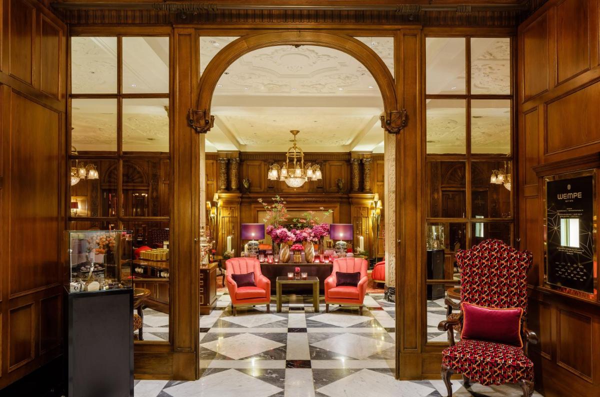 Ein Sitzbereich in der Unterkunft Fairmont Hotel Vier Jahreszeiten