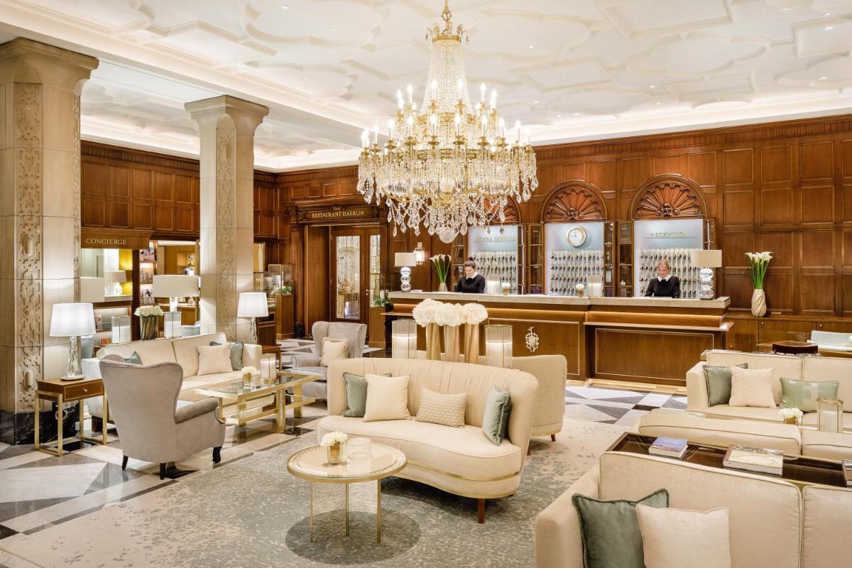 Ein Sitzbereich in der Unterkunft Fairmont Hotel Vier Jahreszeiten