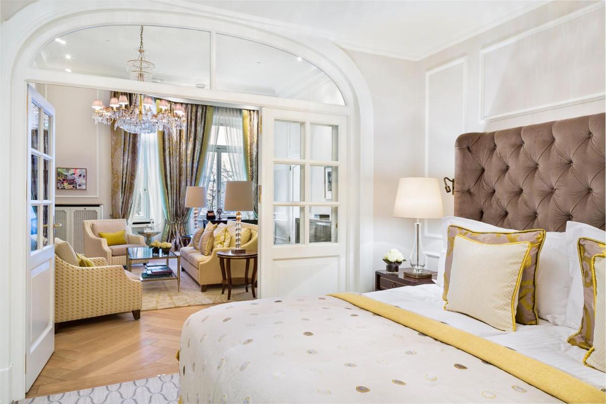 Ein Bett oder Betten in einem Zimmer der Unterkunft Fairmont Hotel Vier Jahreszeiten