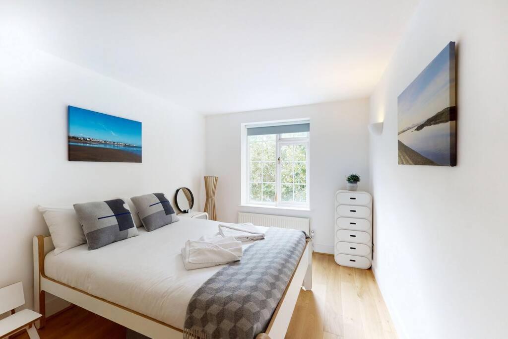 Lovely 2 bedroom flat overlooking Canary Wharf - Housity