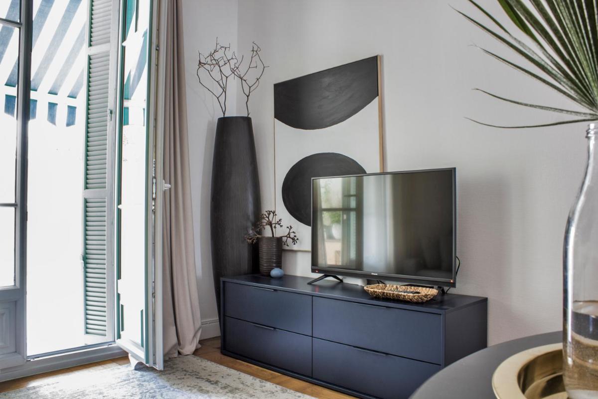 Suitetrails - Nice center apartment, 2 bedrooms, A/C, 7 min to the sea by foot