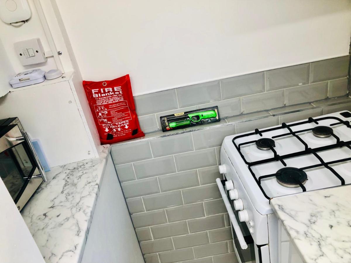 Charming Town centre 3 double beds home free parking - Housity