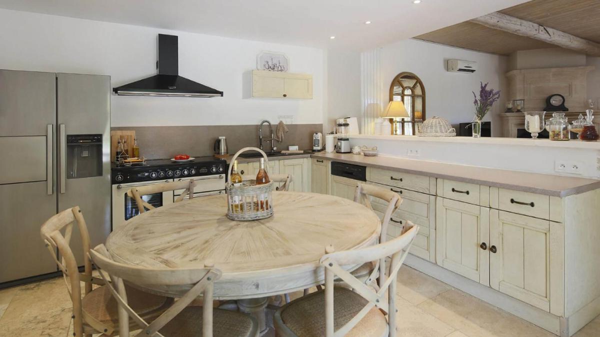 Located between the larger cities and the sea - Housity
