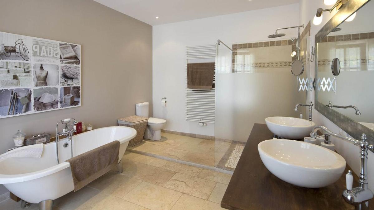 Located between the larger cities and the sea - Housity