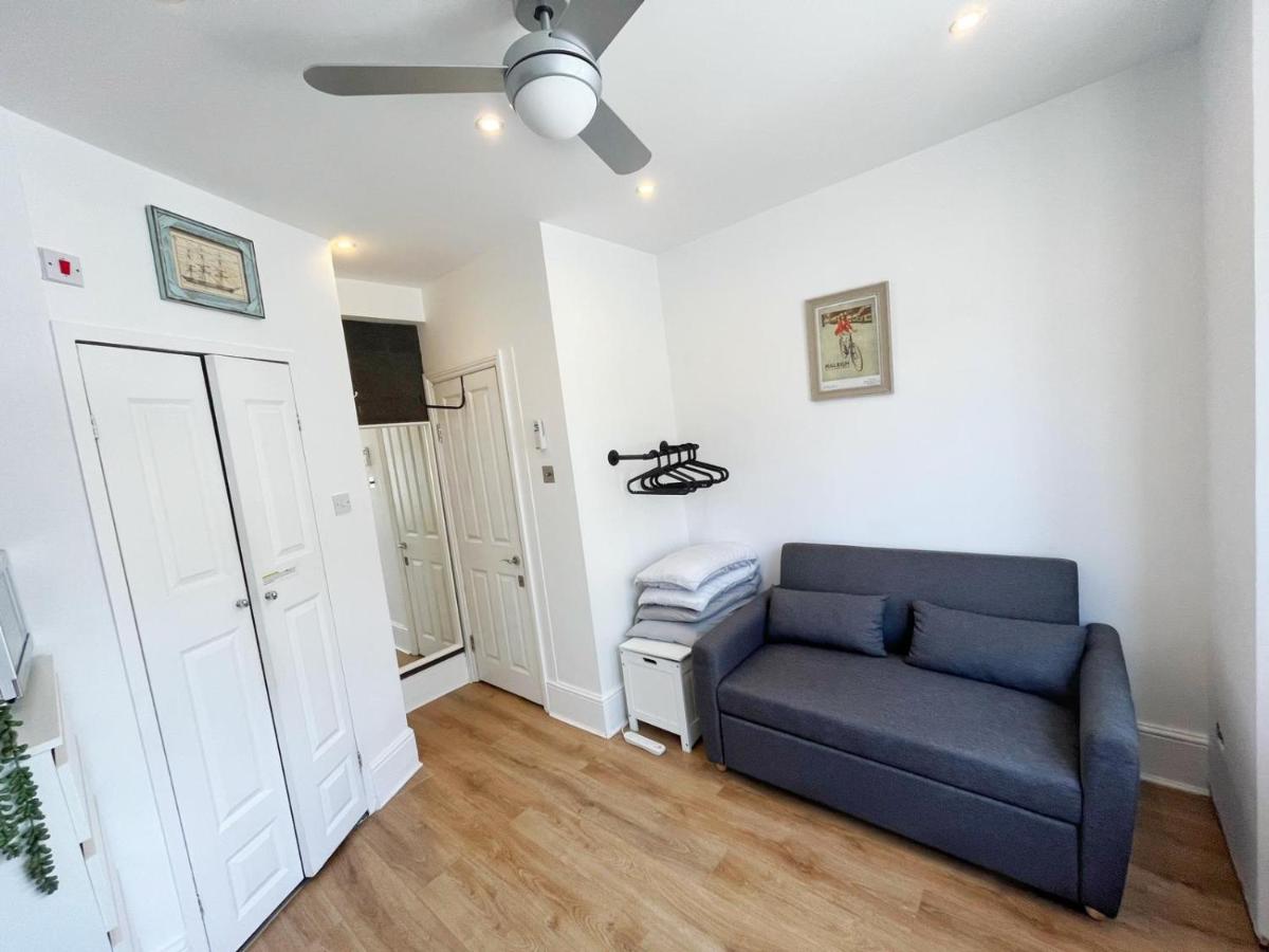 Renovated Small Self Contained Studio - Housity
