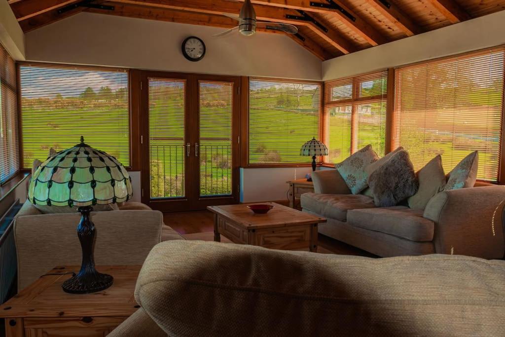 Suitetrails - Spacious & Cosy fully equipped 4 bedroom house.