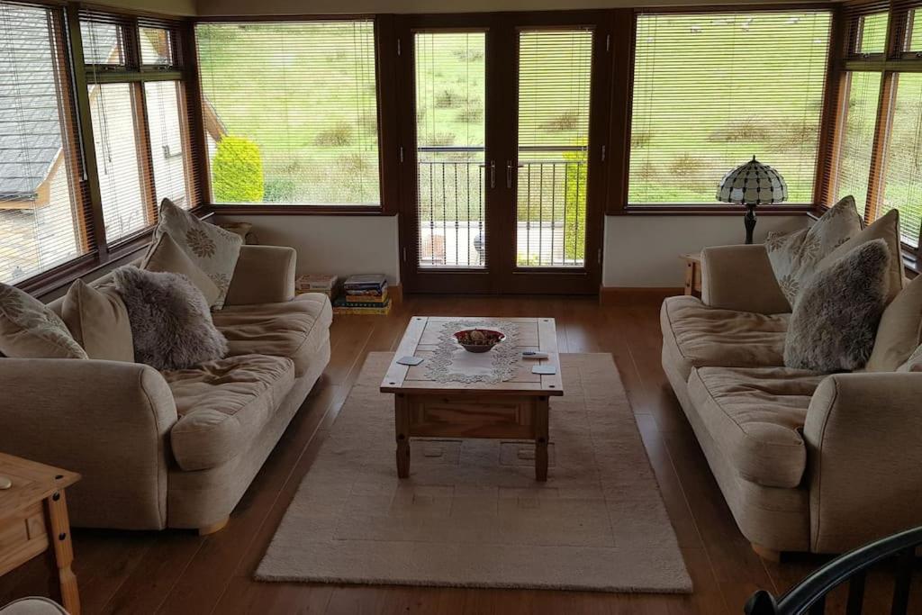 Suitetrails - Spacious & Cosy fully equipped 4 bedroom house.