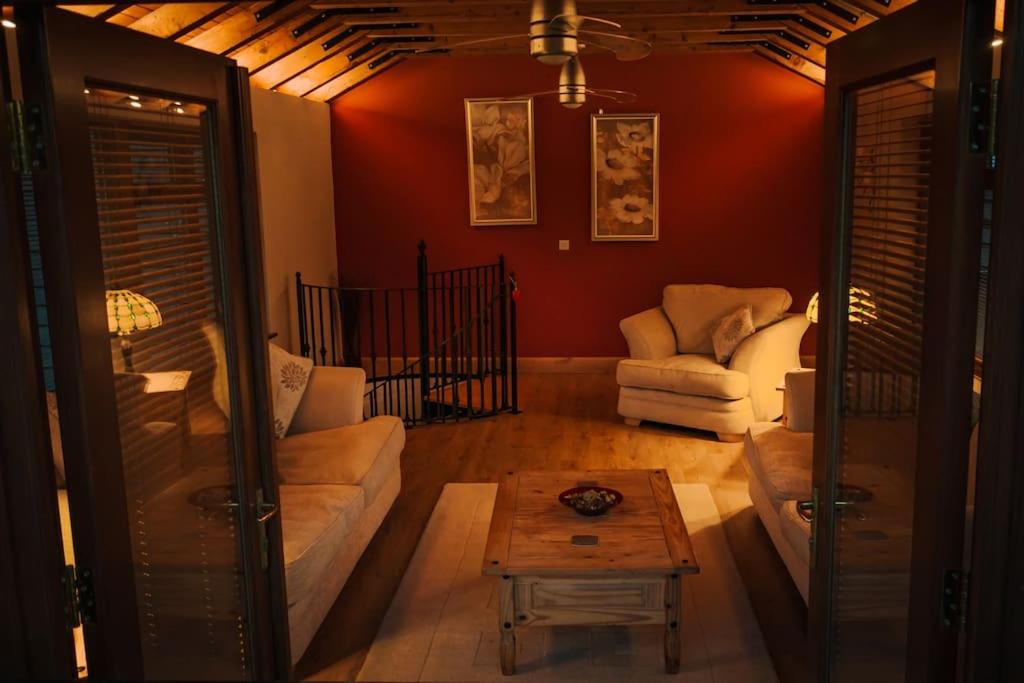 Suitetrails - Spacious & Cosy fully equipped 4 bedroom house.