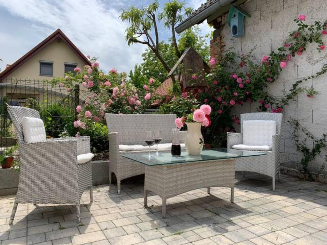 Holiday rooms & apartments in the rosy garden - Housity