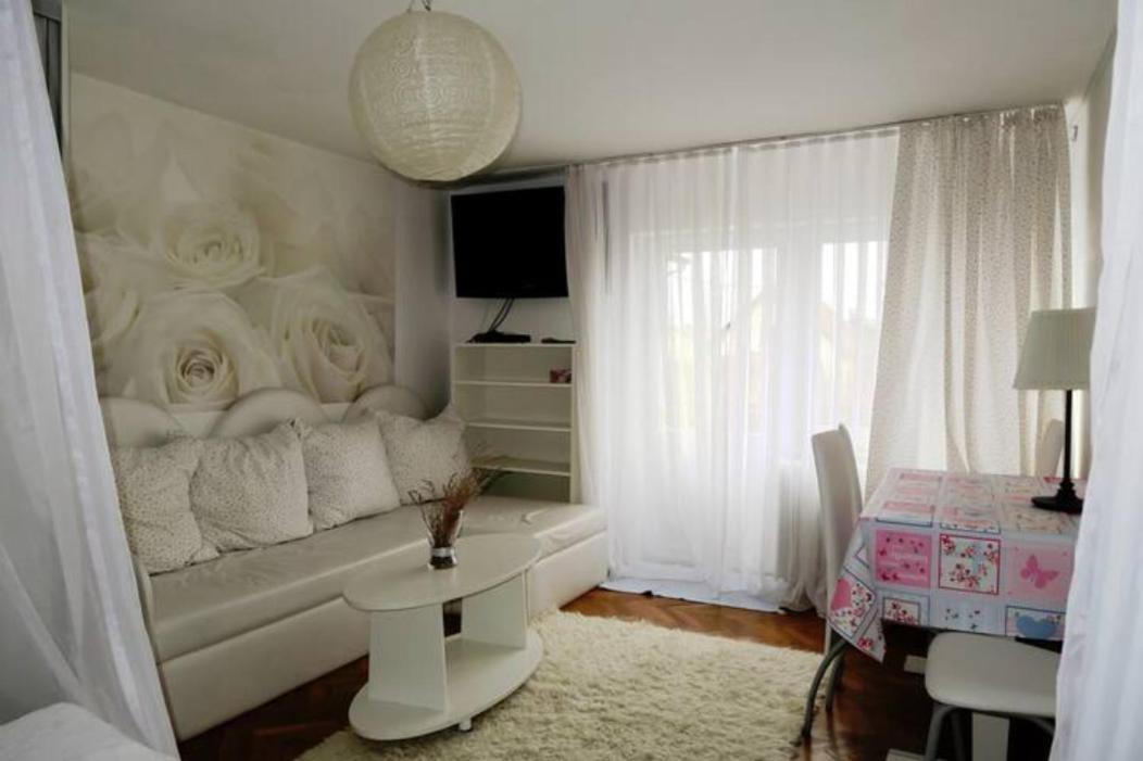 Holiday rooms & apartments in the rosy garden - Housity
